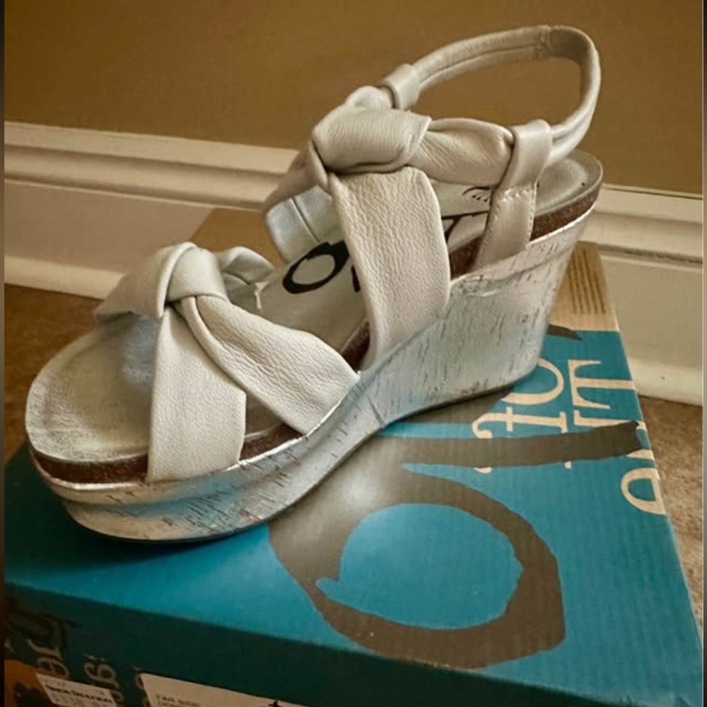 OTBT Dove Grey Wedge Sandals with Suede Straps NEW IN BOX NEVER WORN